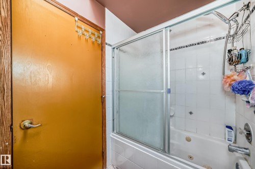 1068 James Crescent, Edmonton, AB - Indoor Photo Showing Bathroom