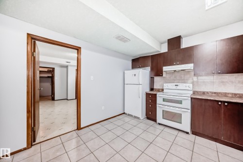 1068 James Crescent, Edmonton, AB - Indoor Photo Showing Kitchen
