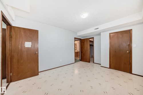 1068 James Crescent, Edmonton, AB - Indoor