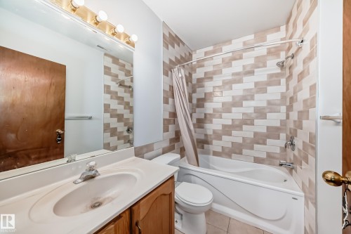 1068 James Crescent, Edmonton, AB - Indoor Photo Showing Bathroom