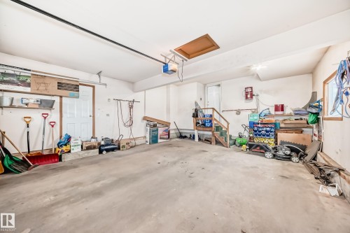 1068 James Crescent, Edmonton, AB - Indoor Photo Showing Garage