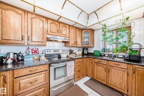 1068 James Crescent, Edmonton, AB - Indoor Photo Showing Kitchen With Double Sink