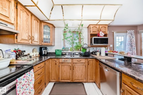 1068 James Crescent, Edmonton, AB - Indoor Photo Showing Kitchen With Double Sink