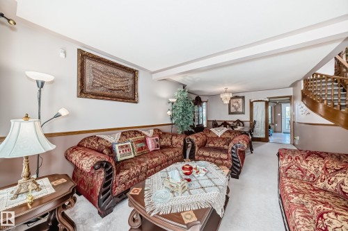 1068 James Crescent, Edmonton, AB - Indoor Photo Showing Living Room