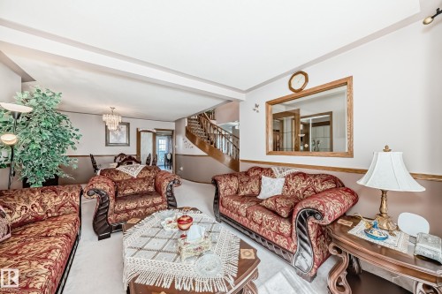 1068 James Crescent, Edmonton, AB - Indoor Photo Showing Living Room