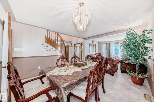 1068 James Crescent, Edmonton, AB - Indoor Photo Showing Dining Room
