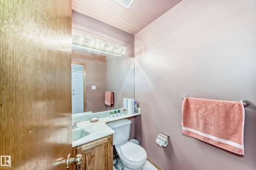 1068 James Crescent, Edmonton, AB - Indoor Photo Showing Bathroom