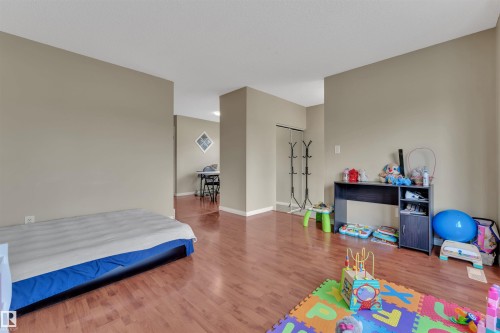 18615 75 Avenue, Edmonton, AB - Indoor Photo Showing Bedroom