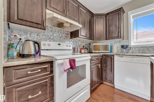 18615 75 Avenue, Edmonton, AB - Indoor Photo Showing Kitchen