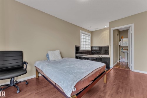 18615 75 Avenue, Edmonton, AB - Indoor Photo Showing Bedroom