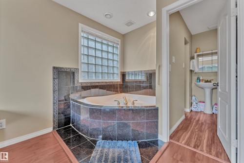 18615 75 Avenue, Edmonton, AB - Indoor Photo Showing Bathroom