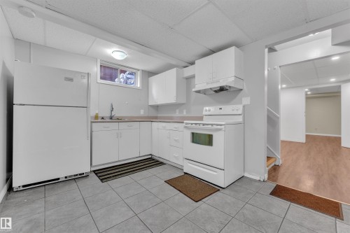 18615 75 Avenue, Edmonton, AB - Indoor Photo Showing Kitchen