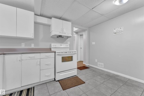 18615 75 Avenue, Edmonton, AB - Indoor Photo Showing Kitchen