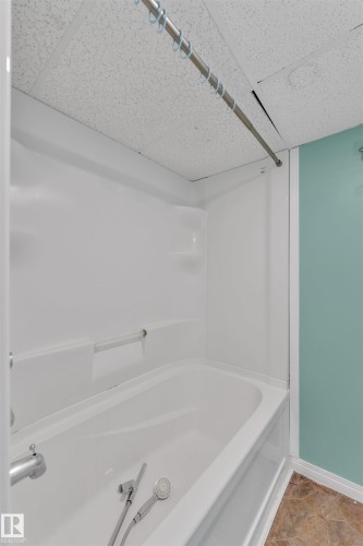 18615 75 Avenue, Edmonton, AB - Indoor Photo Showing Bathroom
