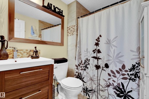 3279 139 Avenue, Edmonton, AB - Indoor Photo Showing Bathroom