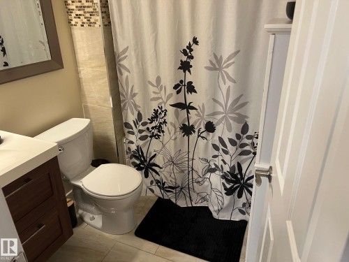 3279 139 Avenue, Edmonton, AB - Indoor Photo Showing Bathroom