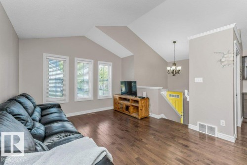 407 Watt Boulevard Sw, Edmonton, AB - Indoor Photo Showing Living Room