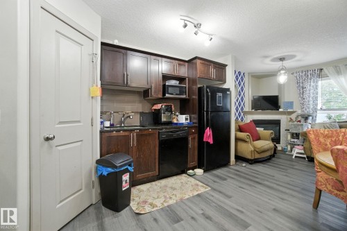 8 1820 34 Avenue, Edmonton, AB - Indoor Photo Showing Kitchen