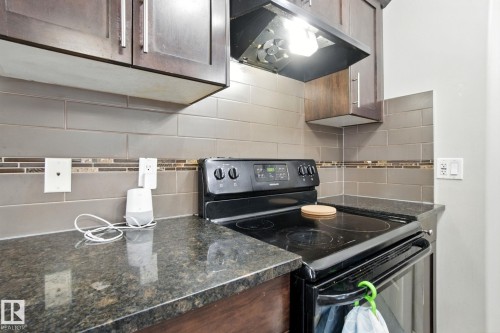 8 1820 34 Avenue, Edmonton, AB - Indoor Photo Showing Kitchen