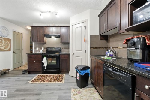 8 1820 34 Avenue, Edmonton, AB - Indoor Photo Showing Kitchen
