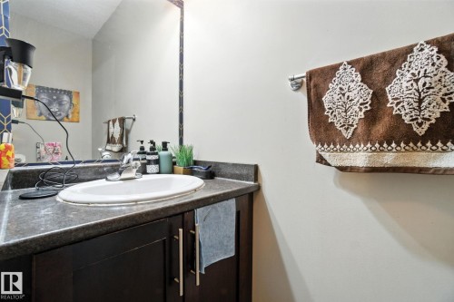 8 1820 34 Avenue, Edmonton, AB - Indoor Photo Showing Bathroom