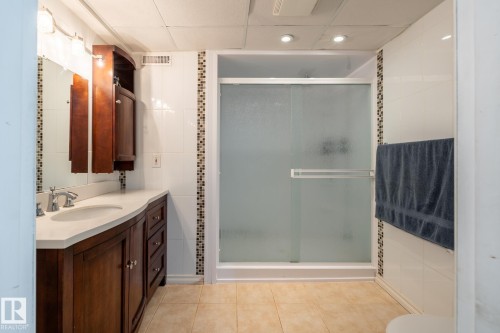 10820 170 Avenue Nw, Edmonton, AB - Indoor Photo Showing Bathroom