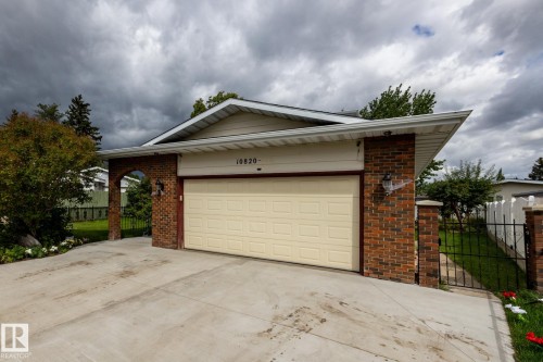 10820 170 Avenue Nw, Edmonton, AB - Outdoor