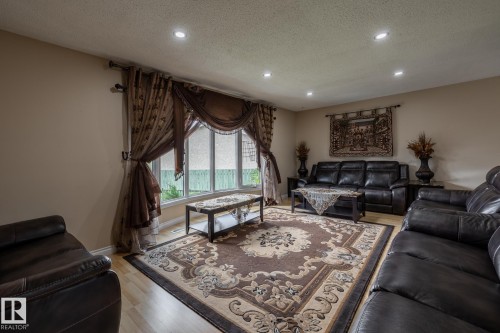 10820 170 Avenue Nw, Edmonton, AB - Indoor Photo Showing Living Room