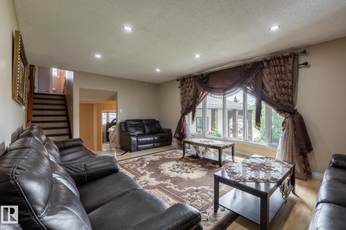 10820 170 Avenue Nw, Edmonton, AB - Indoor Photo Showing Living Room