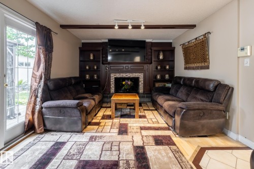 10820 170 Avenue Nw, Edmonton, AB - Indoor Photo Showing Living Room