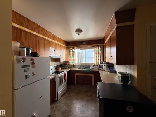 9426/9428 96A Street, Edmonton, AB - Indoor Photo Showing Kitchen