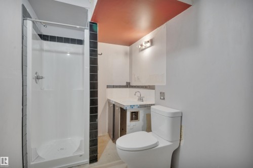 6720 20 Avenue, Edmonton, AB - Indoor Photo Showing Bathroom