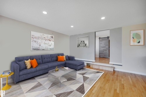 6720 20 Avenue, Edmonton, AB - Indoor Photo Showing Living Room