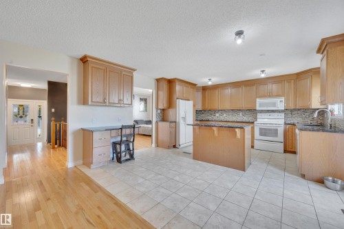 6720 20 Avenue, Edmonton, AB - Indoor Photo Showing Kitchen