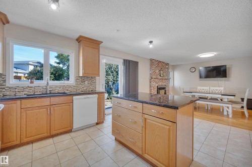 6720 20 Avenue, Edmonton, AB - Indoor Photo Showing Kitchen