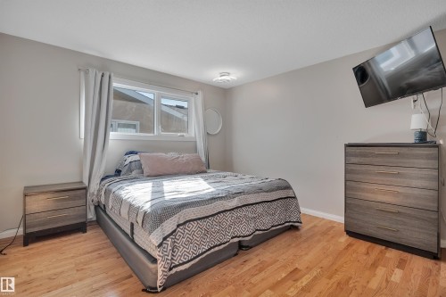 6720 20 Avenue, Edmonton, AB - Indoor Photo Showing Bedroom