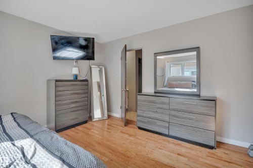 6720 20 Avenue, Edmonton, AB - Indoor Photo Showing Bedroom