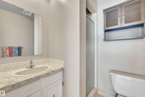 6720 20 Avenue, Edmonton, AB - Indoor Photo Showing Bathroom