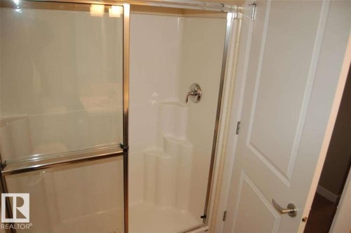 218 3715 Whitelaw Lane, Edmonton, AB - Indoor Photo Showing Bathroom