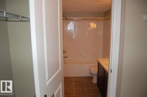 218 3715 Whitelaw Lane, Edmonton, AB - Indoor Photo Showing Bathroom