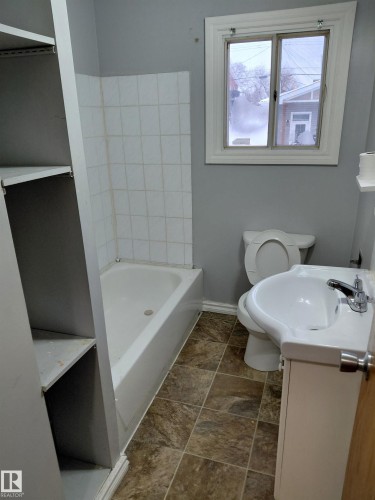 10451 157 Street, Edmonton, AB - Indoor Photo Showing Bathroom
