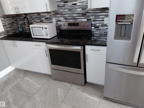 10451 157 Street, Edmonton, AB - Indoor Photo Showing Kitchen