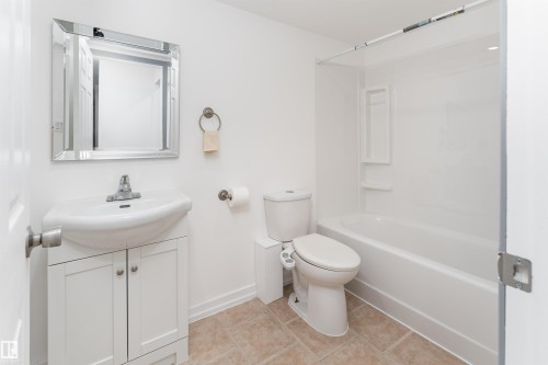 4B 13230 Fort Road, Edmonton, AB - Indoor Photo Showing Bathroom
