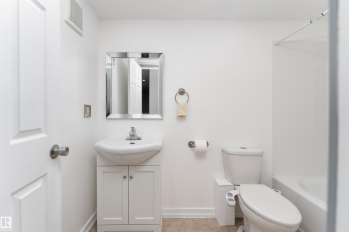 4B 13230 Fort Road, Edmonton, AB - Indoor Photo Showing Bathroom