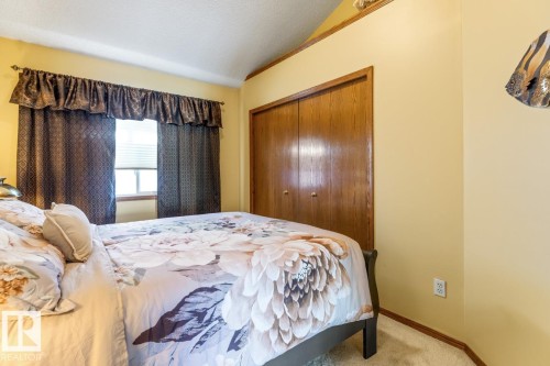11735 10 Avenue Nw, Edmonton, AB - Indoor Photo Showing Bedroom