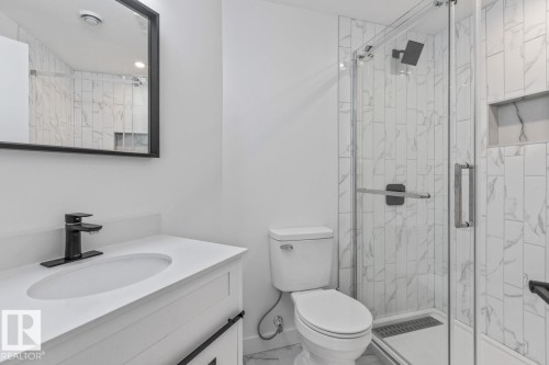 11735 10 Avenue Nw, Edmonton, AB - Indoor Photo Showing Bathroom