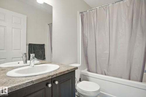 1524 Graydon Hill, Edmonton, AB - Indoor Photo Showing Bathroom