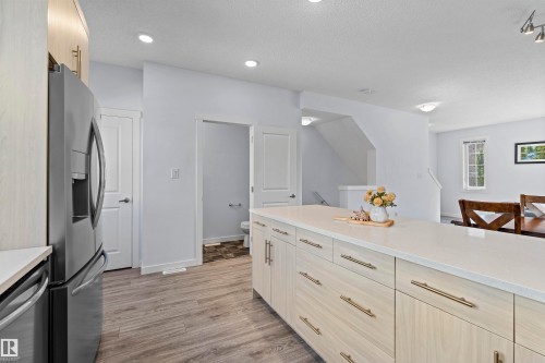 753 Allard Boulevard, Edmonton, AB - Indoor Photo Showing Kitchen