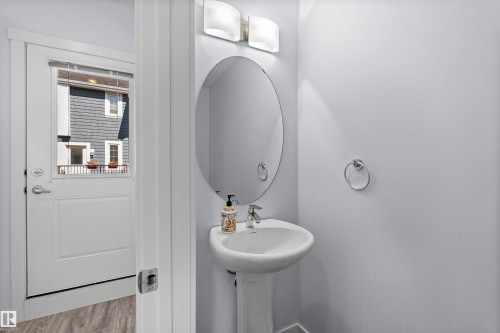 753 Allard Boulevard, Edmonton, AB - Indoor Photo Showing Bathroom