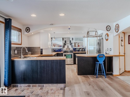 7824 165 Avenue, Edmonton, AB - Indoor Photo Showing Kitchen